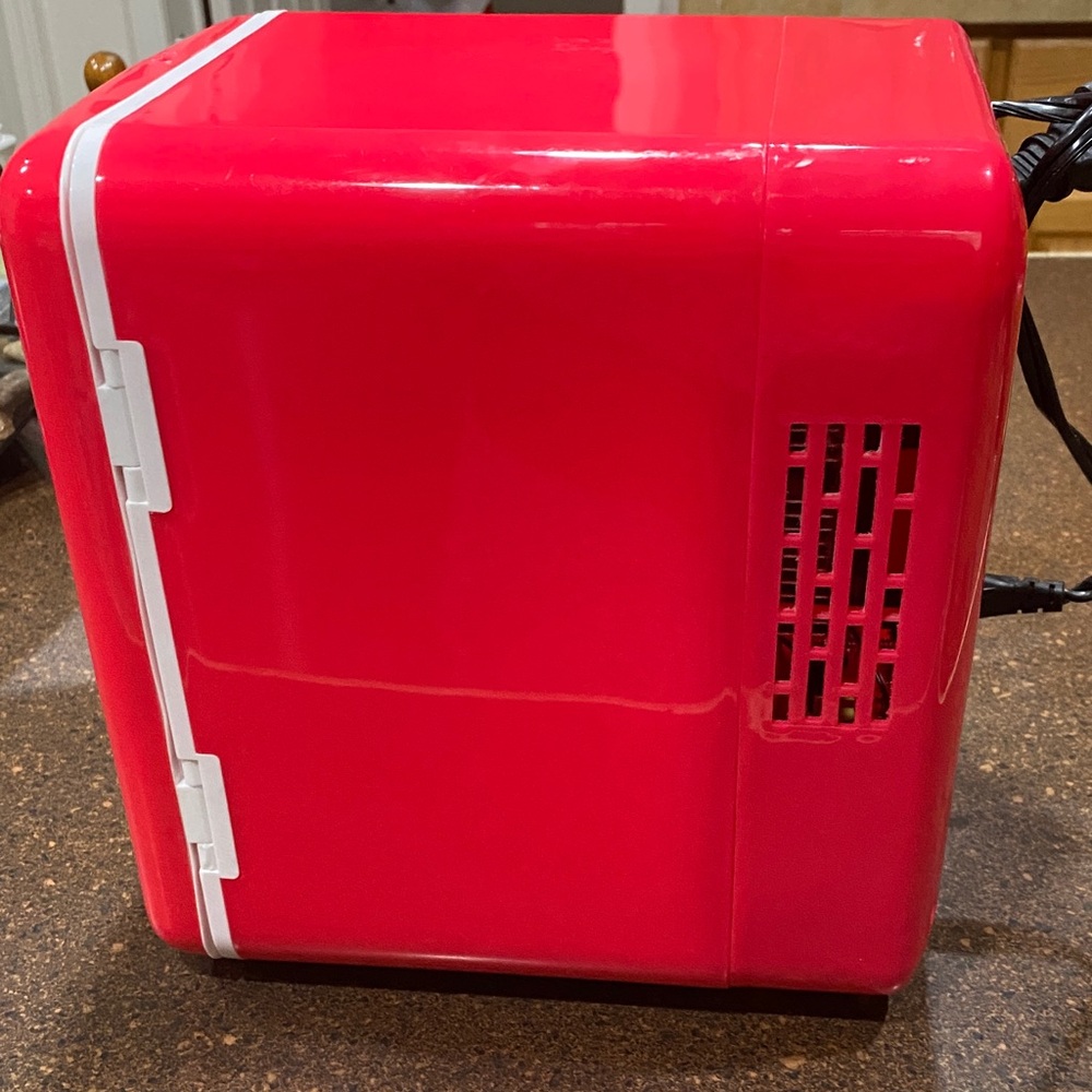 EUC Orbit innovations Cute Red Strawberry beauty Mini Fridge - Picture 3 of 6